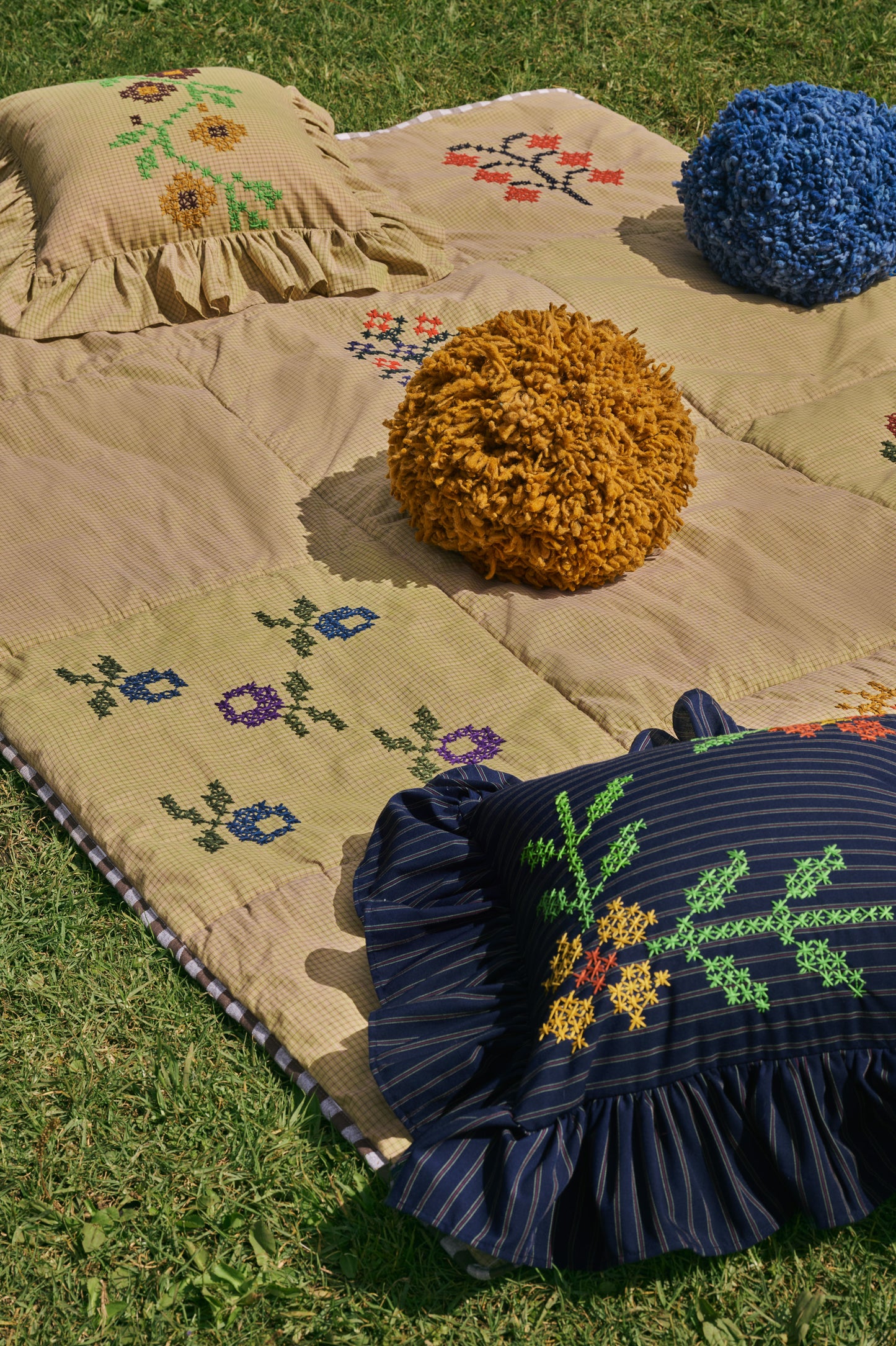 huerto mix embroidered blanket