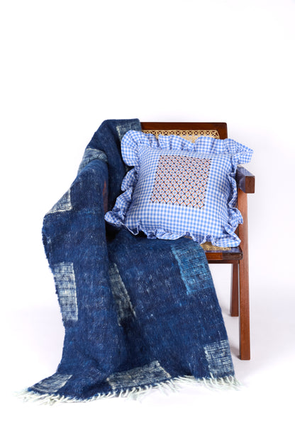vuelitos blue embroidered cushion